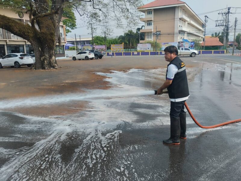 ล้างทำความสะอาด บริเวณลานจอดรถ ข่วงเมืองปัว